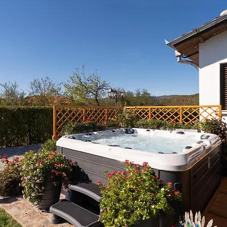 Villa висок клас кътче от рая с басейн, джакузи и Marjan