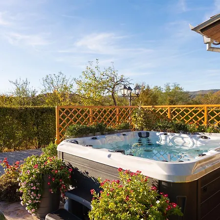 висок клас кътче от рая с басейн, джакузи и Maryan