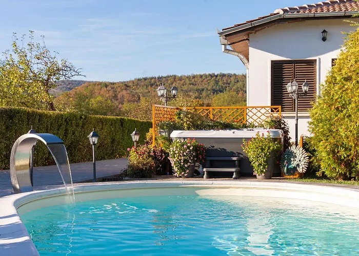 висок клас кътче от рая с басейн, джакузи и Vila