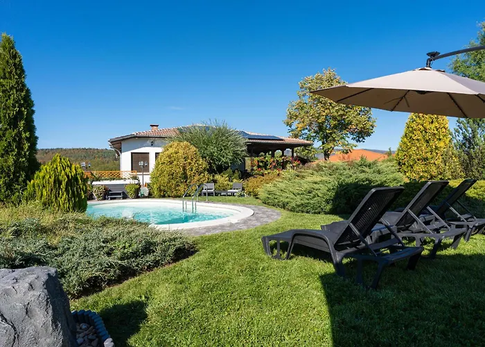 висок клас кътче от рая с басейн, джакузи и Vila *