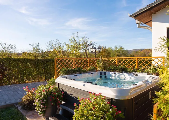 висок клас кътче от рая с басейн, джакузи и Maryan